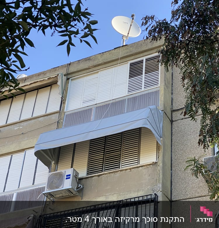 סוכך אפור מעל חלון בבניין מגורים